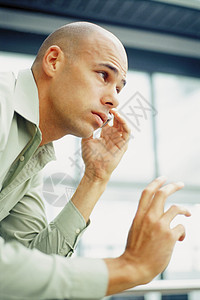 打电话的商务男人背景图片