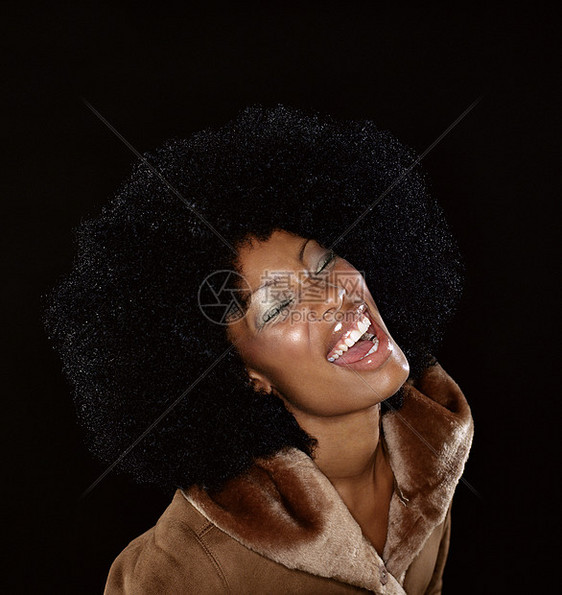 大笑的非洲女人图片