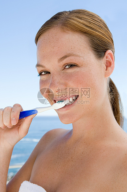 刷牙的年轻女子图片