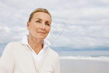 海滩上的中年妇女图片