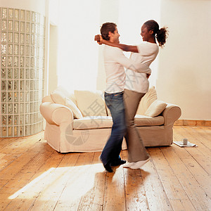 在家跳舞的情侣背景图片