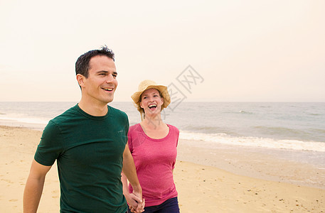 在沙滩上散步的夫妻图片