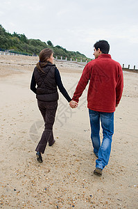 海滩上散步的夫妇图片