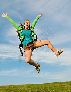 兴奋跳跃的背包客图片