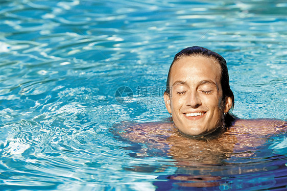 游泳的男子图片