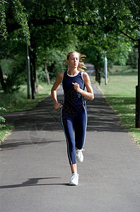 跑步的女人图片