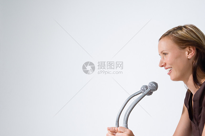 演讲的女人图片