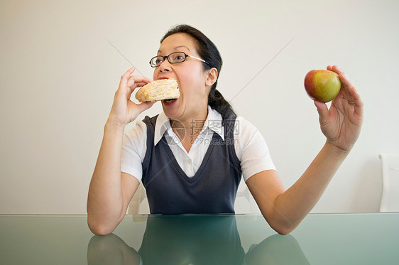 吃三明治的女人图片