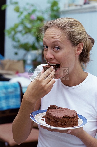 吃巧克力蛋糕的女孩图片