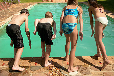 比赛游泳的孩子图片
