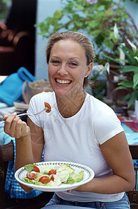 吃沙拉的女人图片
