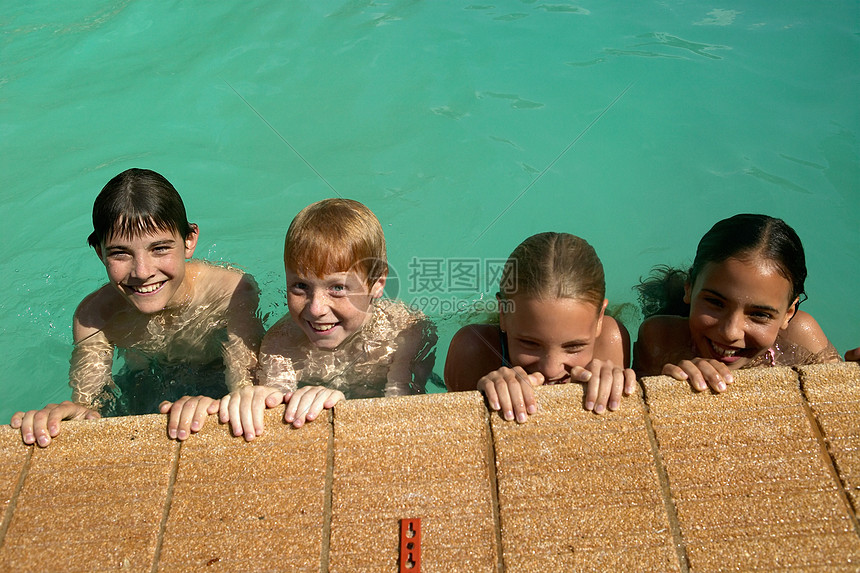 泳池微笑的孩子们图片