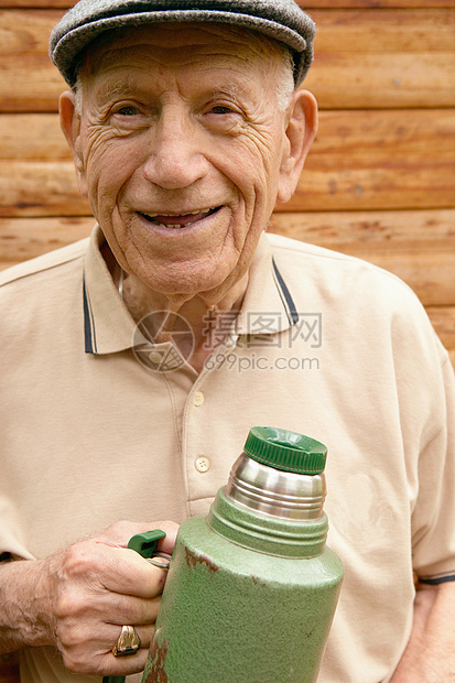 拿着水壶的老人图片