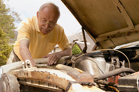 修车的老人背景图片