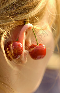 樱桃挂在耳朵上的女人图片