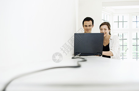 看电脑的年轻夫妇图片