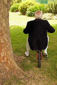骑自行车的老人图片