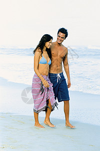 海滩上度假的夫妻图片