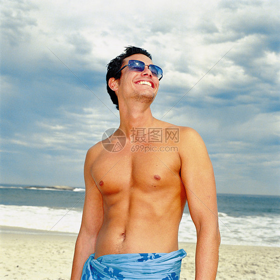 海滩上的男人图片