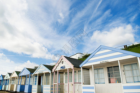 蓝天下的海滩小屋图片