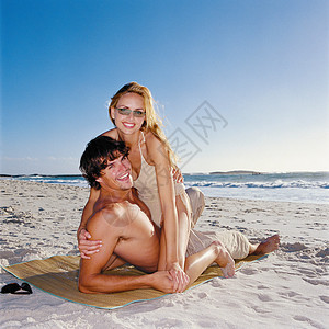 海滩上的情侣图片
