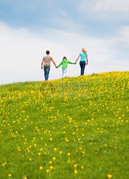 草地散步的一家人图片