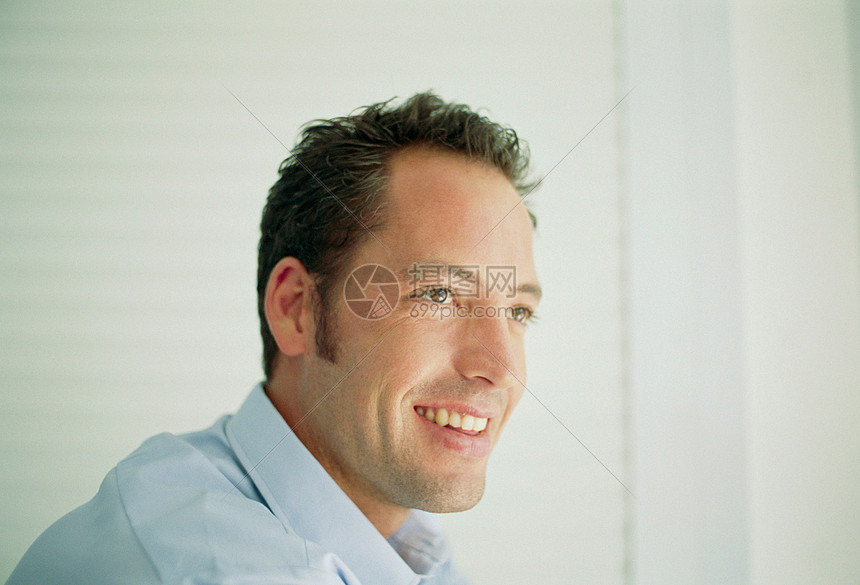微笑的男人