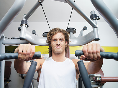 利物浦再做调整，维尔茨、罗伯逊被换下，凯尔凯兹、基耶萨登场