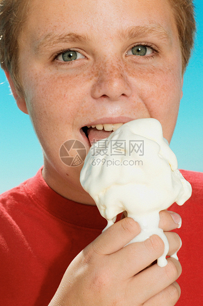 男孩在享受一个大冰淇淋图片