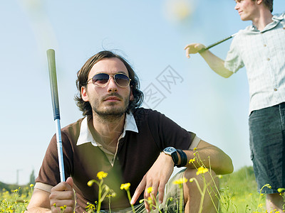 野外的男高尔夫球手图片