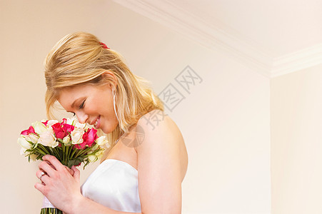 新娘闻着她的花束图片