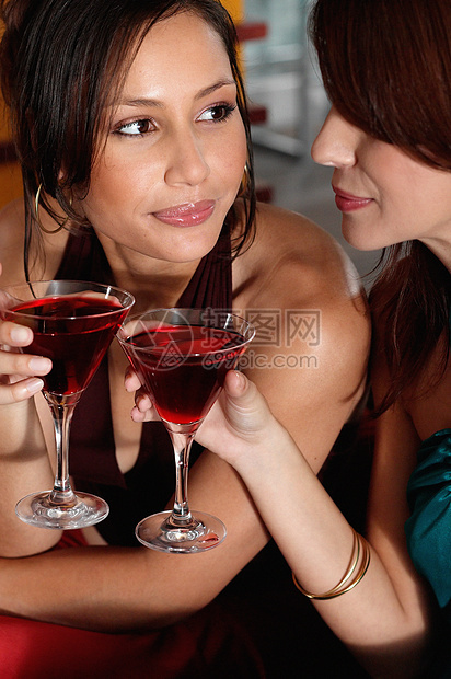 在酒吧喝酒的女人图片