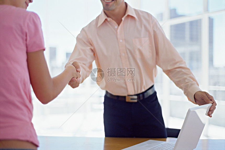 男人和女人握手