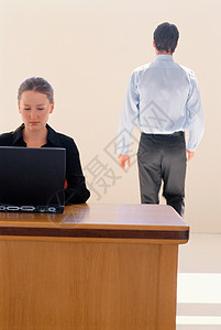 女商人在办公室使用笔记本电脑图片