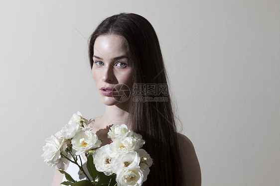 捧着花的女子图片