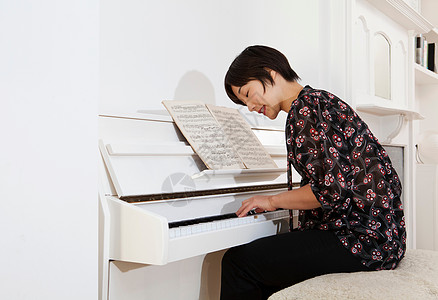 在家弹钢琴的女人背景图片