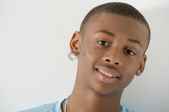 一个十几岁男孩的肖像图片
