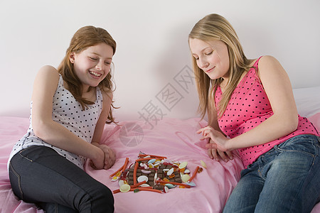 少女和糖果图片