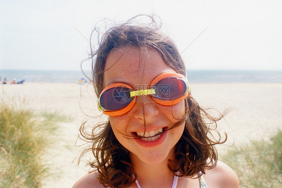 海滩上戴泳镜的女孩图片