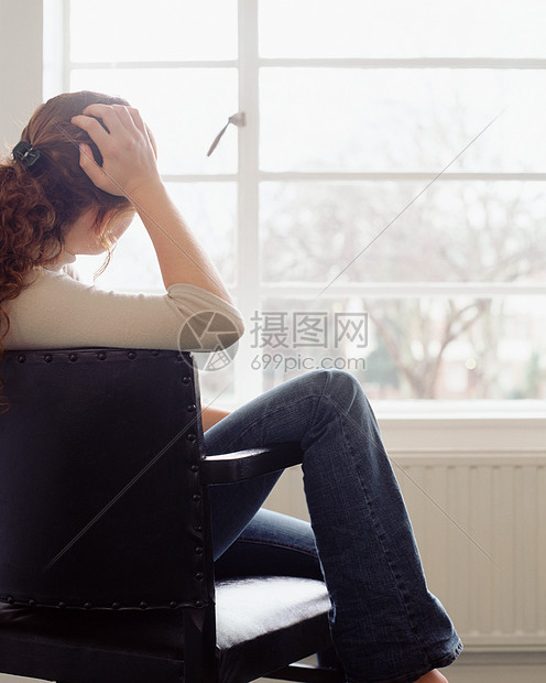 坐在椅子上的女人