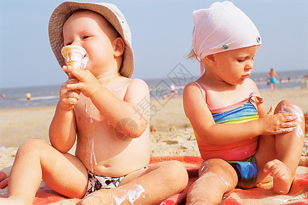 在海滩上吃冰淇淋的幼儿图片