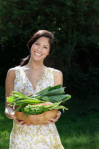 抱着蔬菜的女人图片