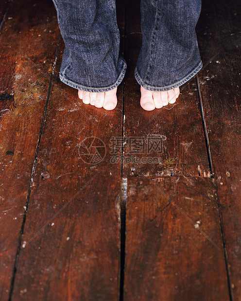 赤脚在木地板上图片