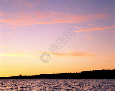 日落时的湖泊和天空图片