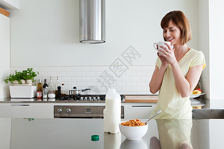 一碗牛奶吃早饭的女人背景