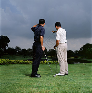 两个男人打高尔夫球图片