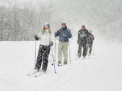 滑雪者在暴风雪中跋涉图片