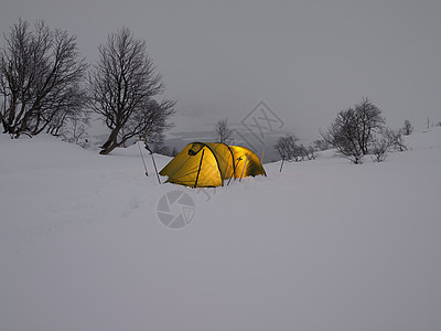 帐篷里的滑雪者图片