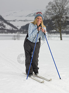 滑雪板上的女人图片