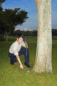 亚洲男子打高尔夫球图片